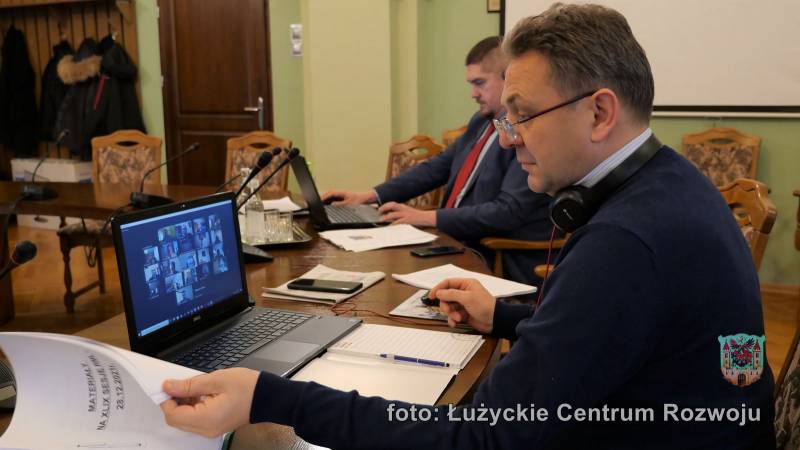 Na pierwszym planie Burmistrz Miasta Lubań podczas zdalnej sesji Rady Miasta Lubań