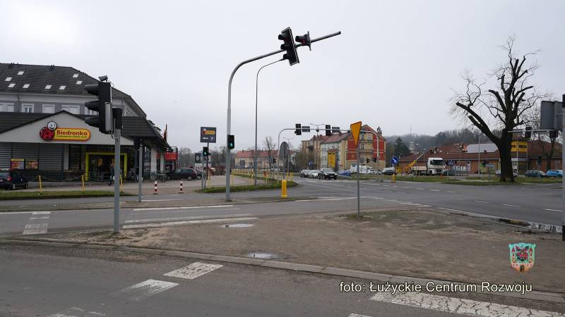 skrzyżowanie ulic w centrum miasta, po lewej Biedronka